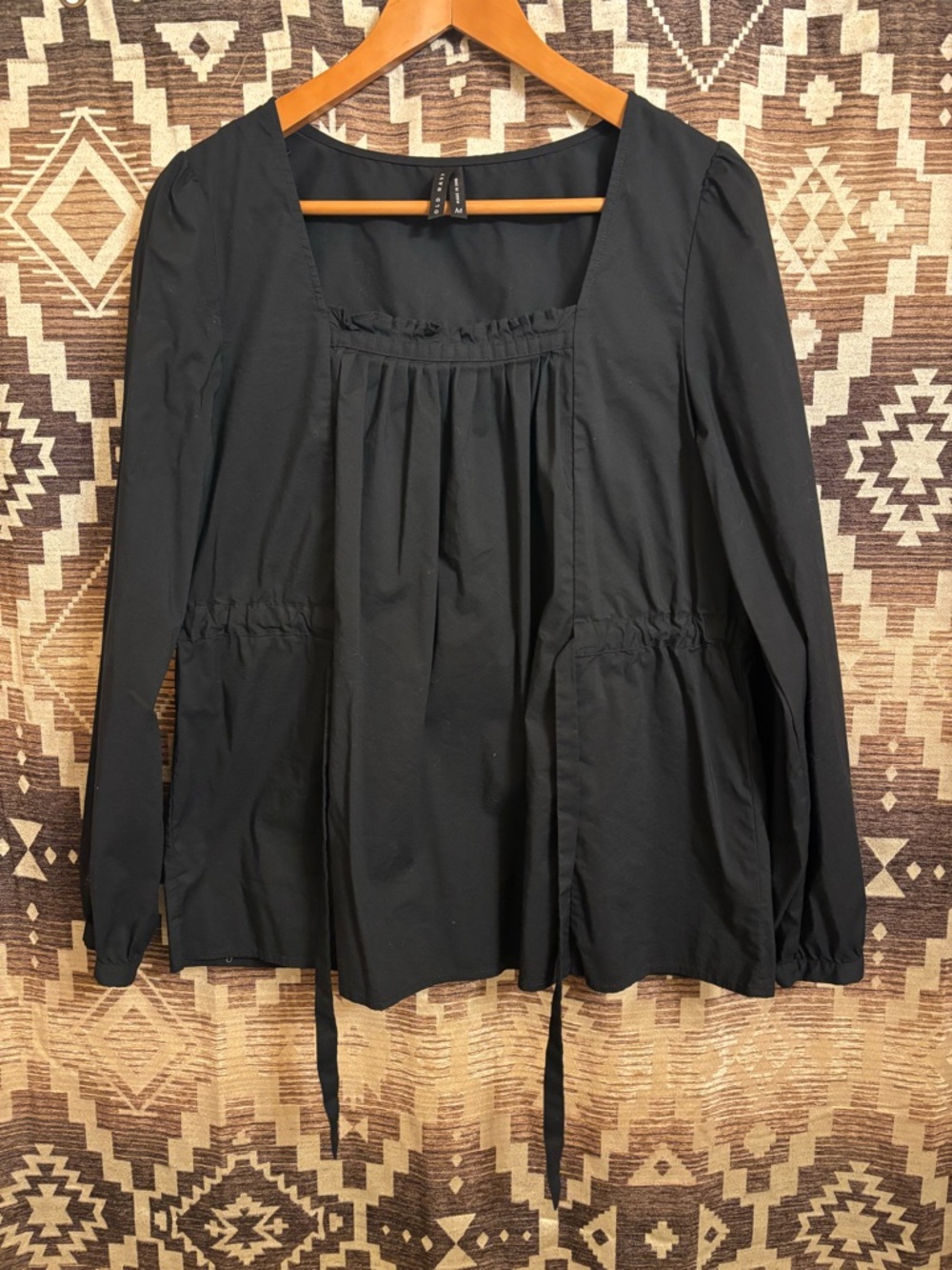 Women’s Black Old Navy Long Sleeve adjustable top size Medium